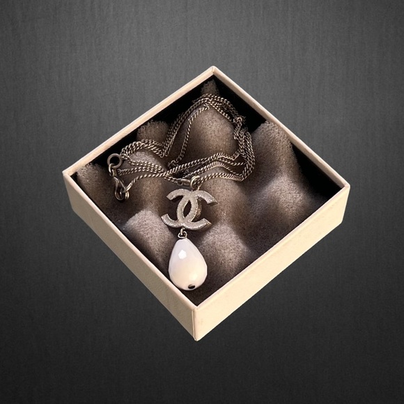 🖤 EUC🖤 Authentic CHANEL CC Logo Drop Necklace - Picture 4 of 7